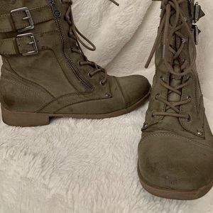 Combat style boots